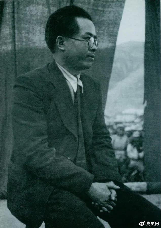 1940年3月26日，任弼时结束中共驻共产国际代表的工作回到延安。图为他在欢迎大会上。